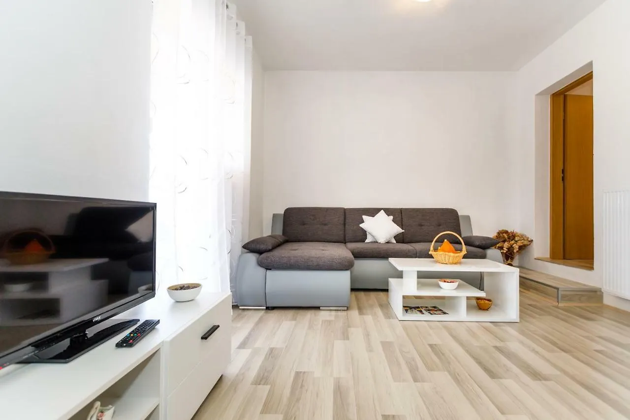 Apartment Apartman Dobrila Vrh